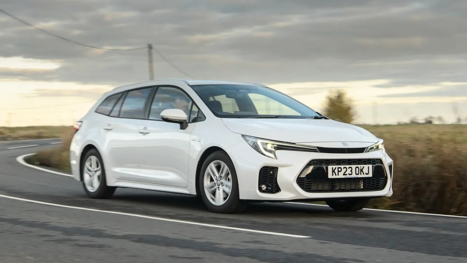 Suzuki Swace 2023 universāļa apskats