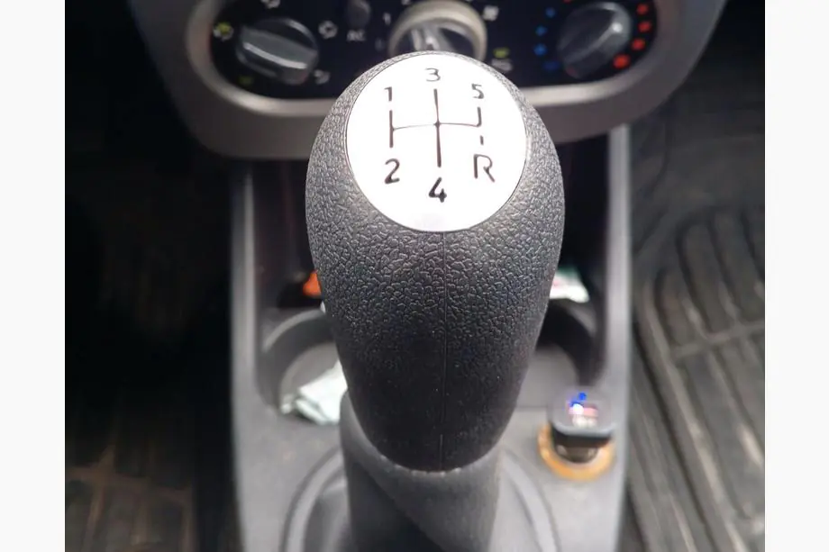 Dacia Logan MCV 2004–2014 Pārnesumkloķa rokturis 8200079112 (melns ar pelēku) Image