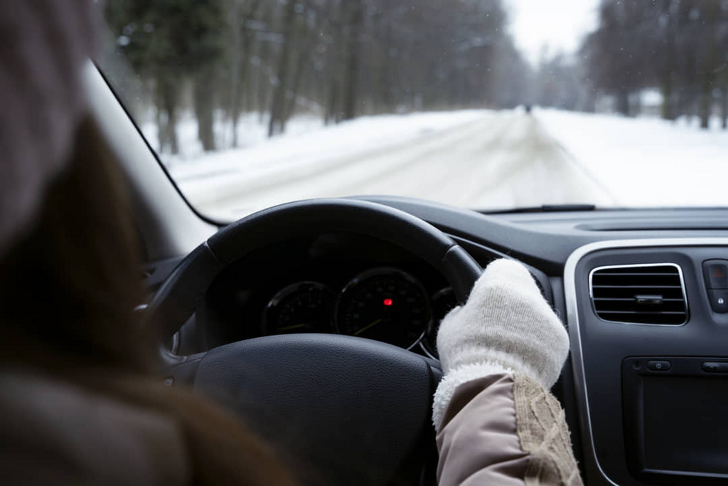 Kā pasargāt auto salonu no netīrumiem un mitruma ziemā