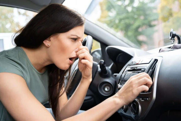 Kā novērst nepatīkamu smaku auto gaisa kanālos?