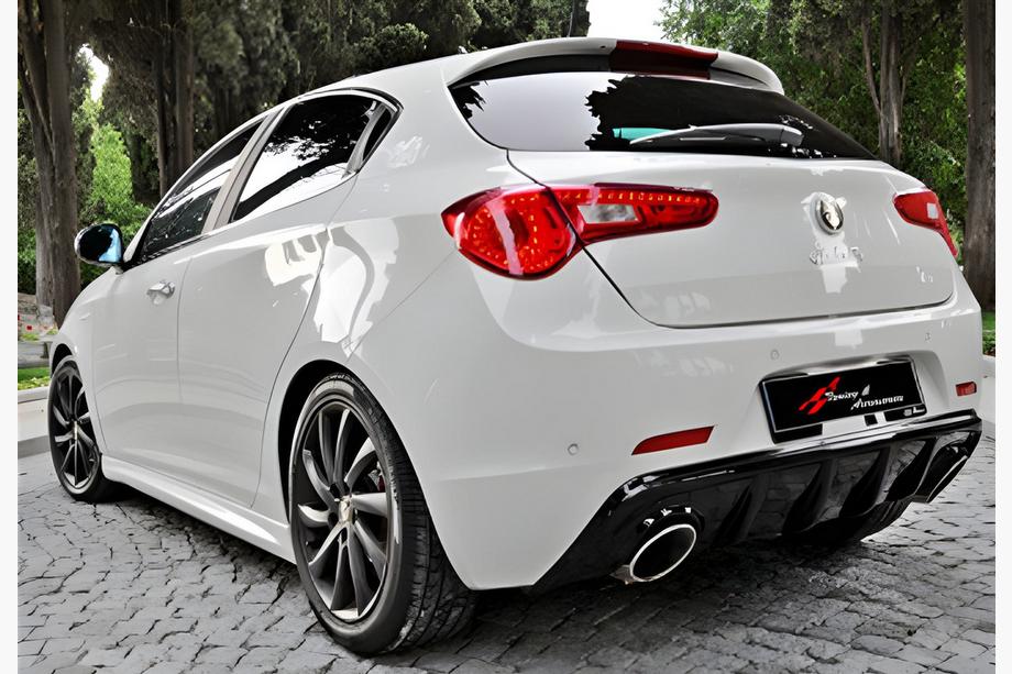 Alfa Romeo Giulietta 2010–2020 Aizmugurējais difuzors DPT V-1 (spīdīgi melns) Image