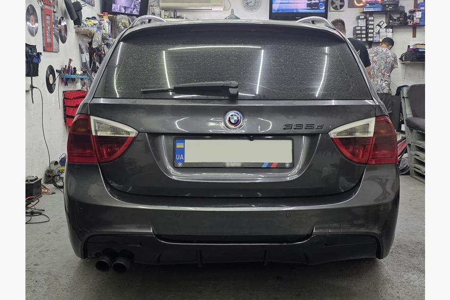BMW 3. sērija E90/E91 2005–2011 Aizmugurējais difuzors DPT V-5 (E90 M-Sport, spīdīgi melns) Foto 3