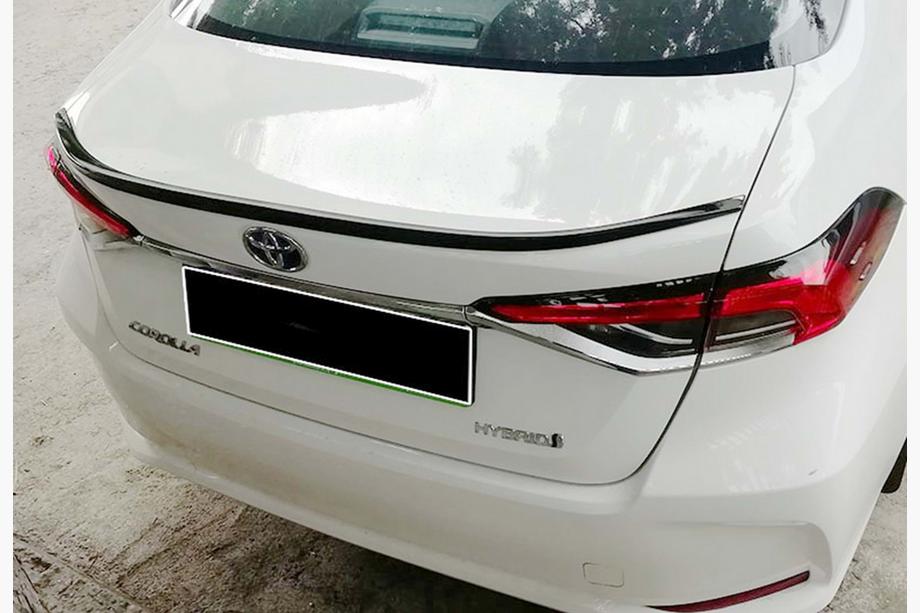 Toyota Corolla 2019– DPT spoileris (spīdīgi melns) Image