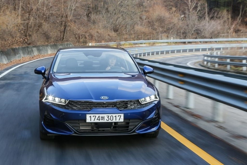 Kia K5 piektās paaudzes apskats: stils un tehnoloģijas