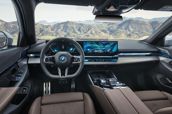 BMW i5 apskats: elektriska jauda biznesa klasē Foto 6