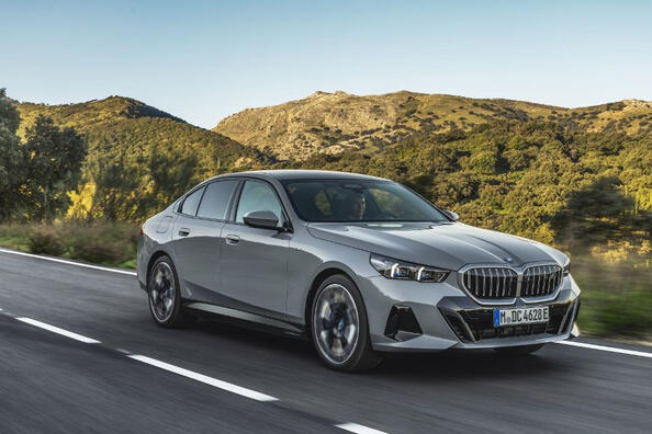 BMW i5 apskats: elektriska jauda biznesa klasē Foto 4