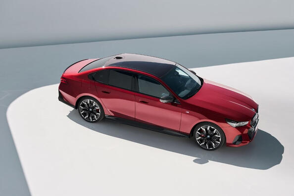 BMW i5 apskats: elektriska jauda biznesa klasē Foto 1