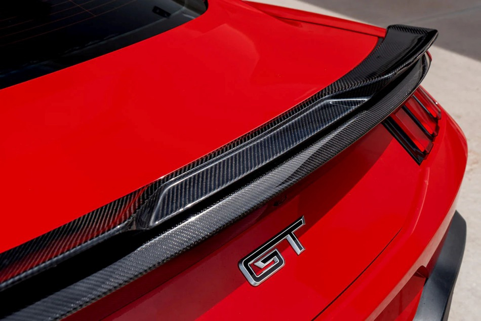 Kāds materiāls ir labākais auto spoilerim