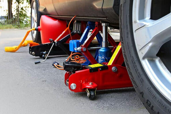 Kurš domkrats ir labākais vieglajai automašīnai?