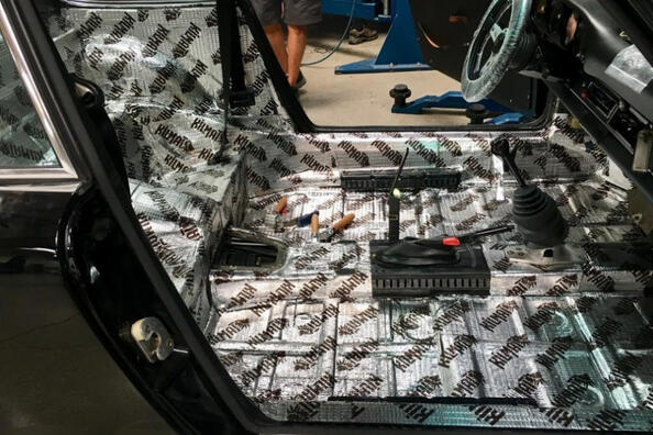 Ko automašīnā vislabāk skaņas izolēt?