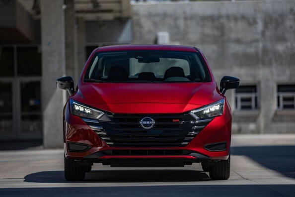 Atjaunināts Nissan Versa: stilīgs un pieejams sedans