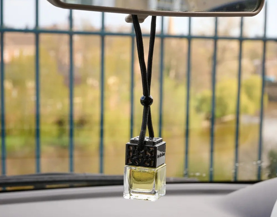 Kā izvēlēties auto salona aromātu, kas nekairina?