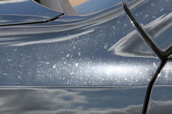 Kaļķakmens nogulsnes uz auto: kas tas ir un kā no tām atbrīvoties?