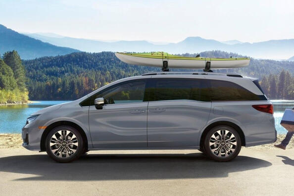Honda Odyssey 2024. gada 5. paaudzes minivena apskats Foto 3