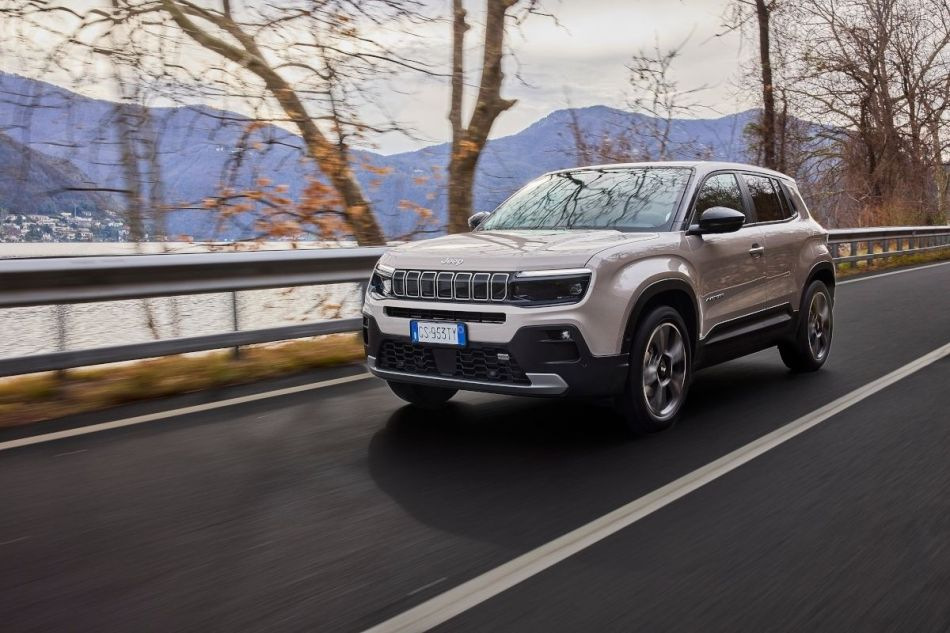 Jeep Avenger apskats: kompakts un stilīgs pilsētas iekarotājs