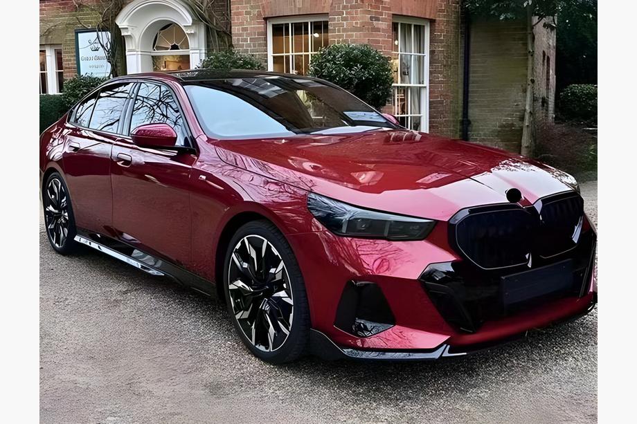 BMW 5/i5 sērija G60/G60E/G61 2023– Virsbūves apdares komplekts Gloss Black (M-Sport) Image