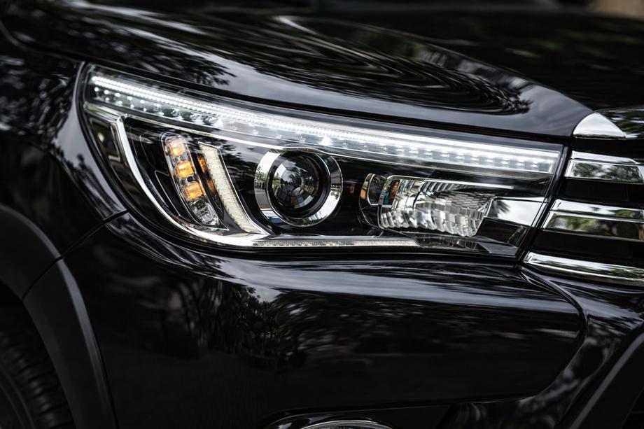 Toyota Hilux 2015– Priekšējie lukturi OEM V2 2015-2019 (ksenona spuldzei vai LED, 2 gab.) Image