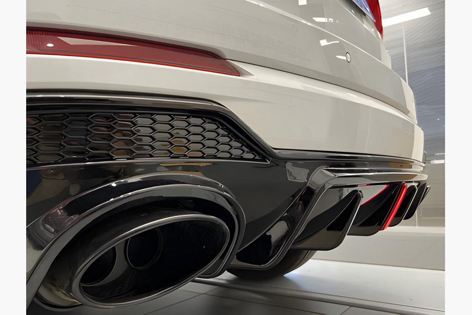 Audi Q3 2019–2025 Aizmugurējais difuzors ar izplūdes uzgaļiem QRS-Style Image