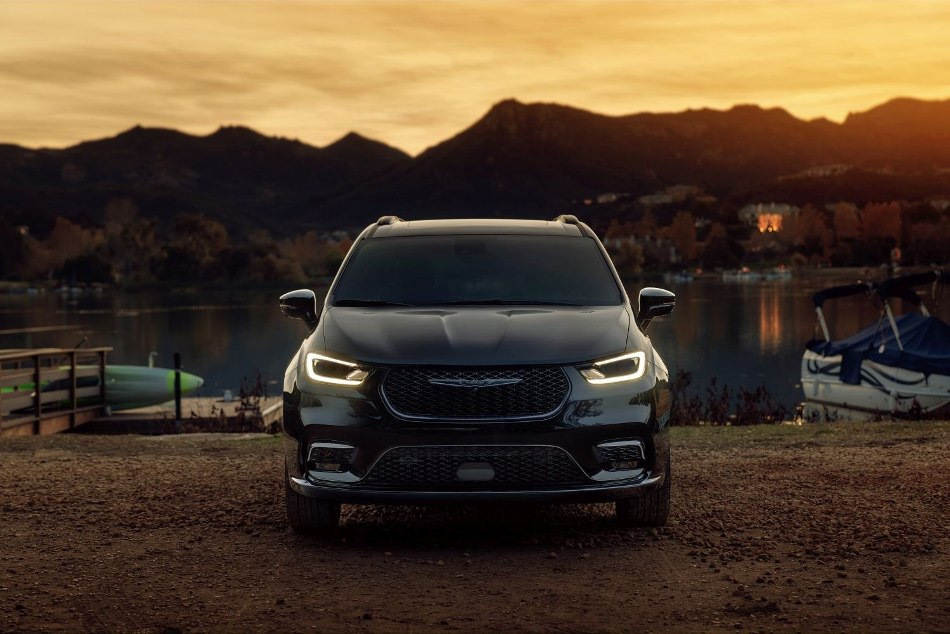 Ģimenes minivena Chrysler Pacifica apskats