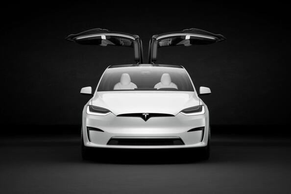 Tesla Model X apskats: pirmās paaudzes modernizācija