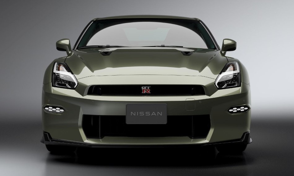 Atjaunināts Nissan GT-R 2023: sporta kupejas apskats