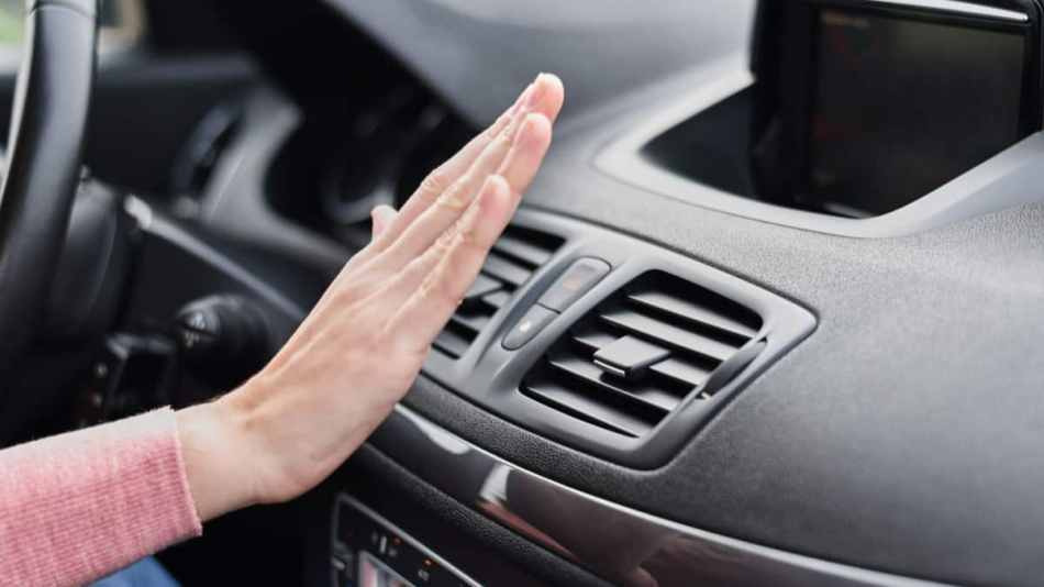 Kāpēc auto salons slikti sasilst: iespējamie iemesli