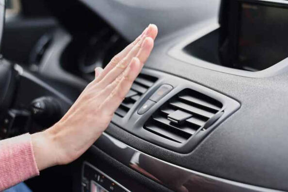 Kāpēc auto salons slikti sasilst: iespējamie iemesli