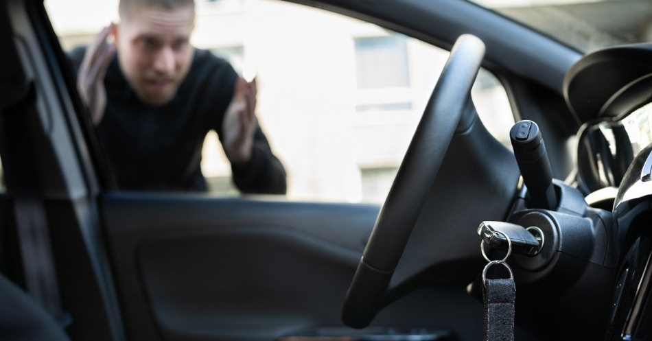 Kā atvērt auto ar aizslēgtām durvīm: padomi un ieteikumi