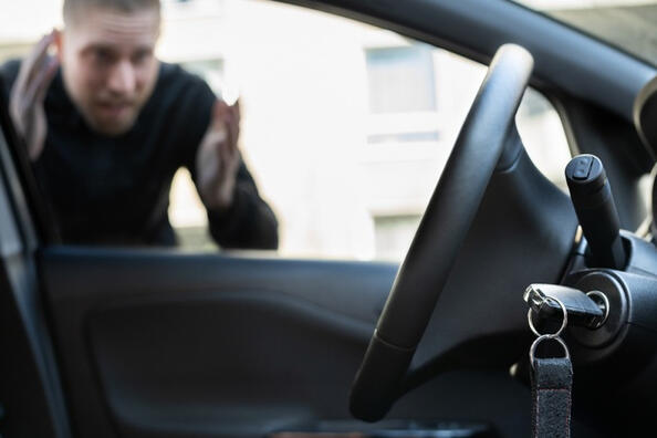 Kā atvērt auto ar aizslēgtām durvīm: padomi un ieteikumi