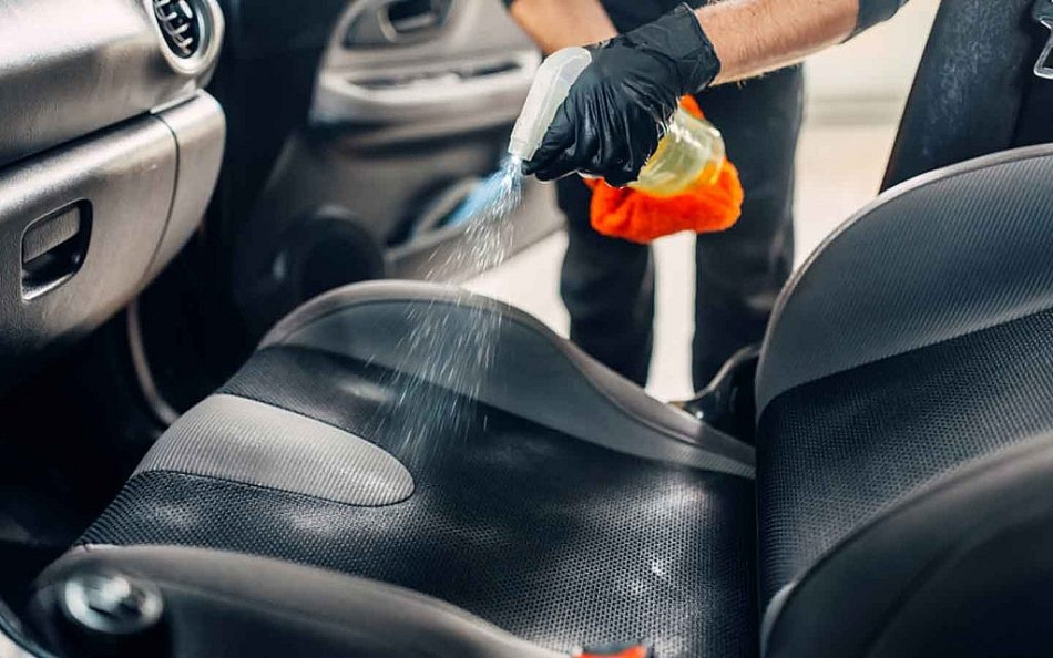 Ar ko tīrīt automašīnas salona auduma apdari?