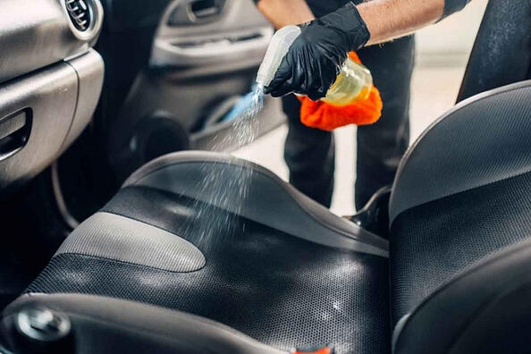 Ar ko tīrīt automašīnas salona auduma apdari?