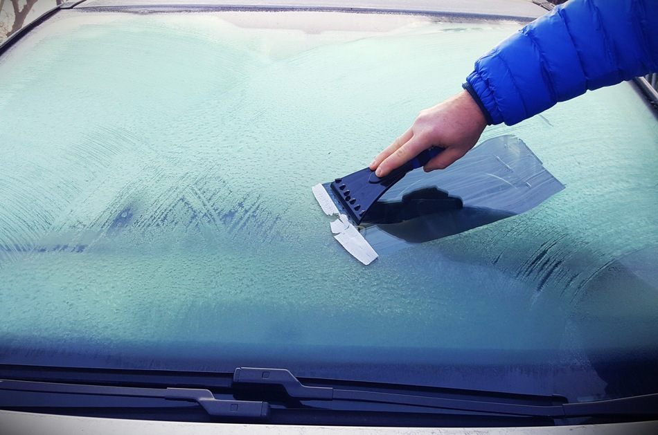 Kā notīrīt auto stiklu no ledus: efektīvas metodes un padomi