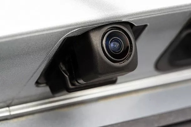 Kā uzstādīt atpakaļskata kameru automašīnā: soli pa solim