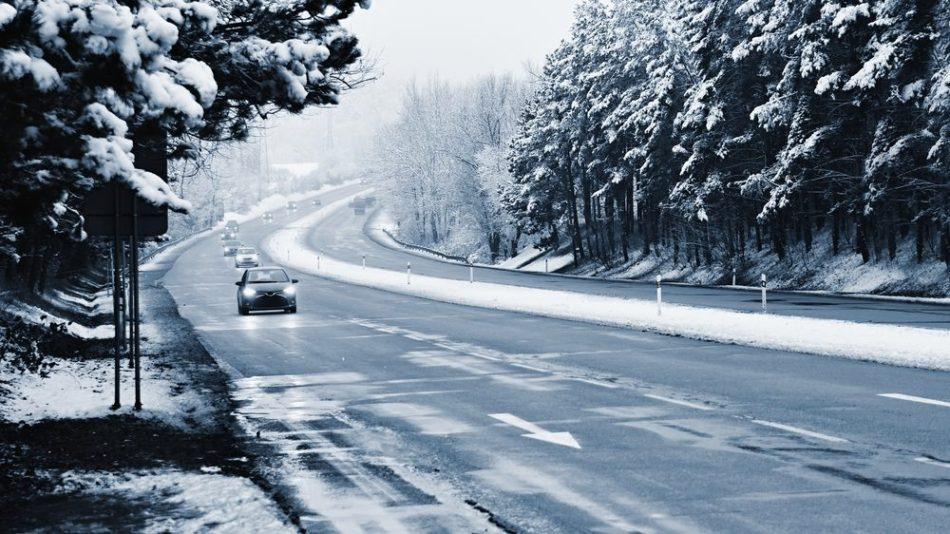 Kā droši braukt apledojumā: padomi autovadītājiem