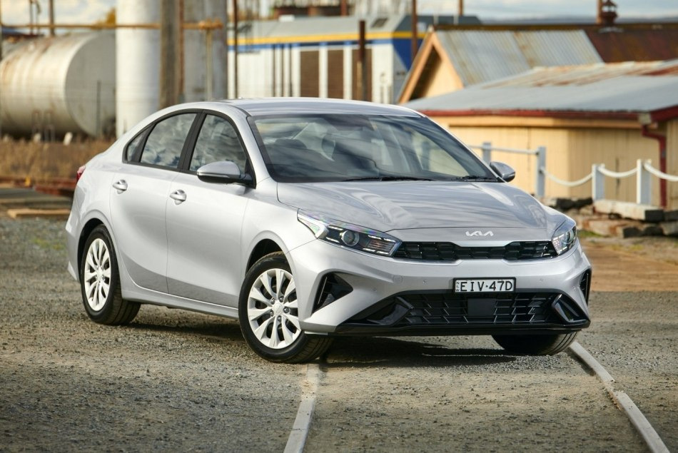 Atjauninātais KIA Cerato IV paaudzes sedans