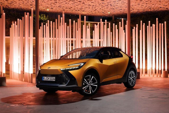 Apskats: stilīgais hibrīda krosovers Toyota C-HR, 2. paaudze Foto 1