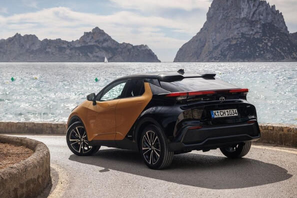 Apskats: stilīgais hibrīda krosovers Toyota C-HR, 2. paaudze Foto 4