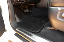 Toyota Land Cruiser 200 2007–2021 Premium tekstila paklājiņi V-2 (2012-2021, melni) foto 9