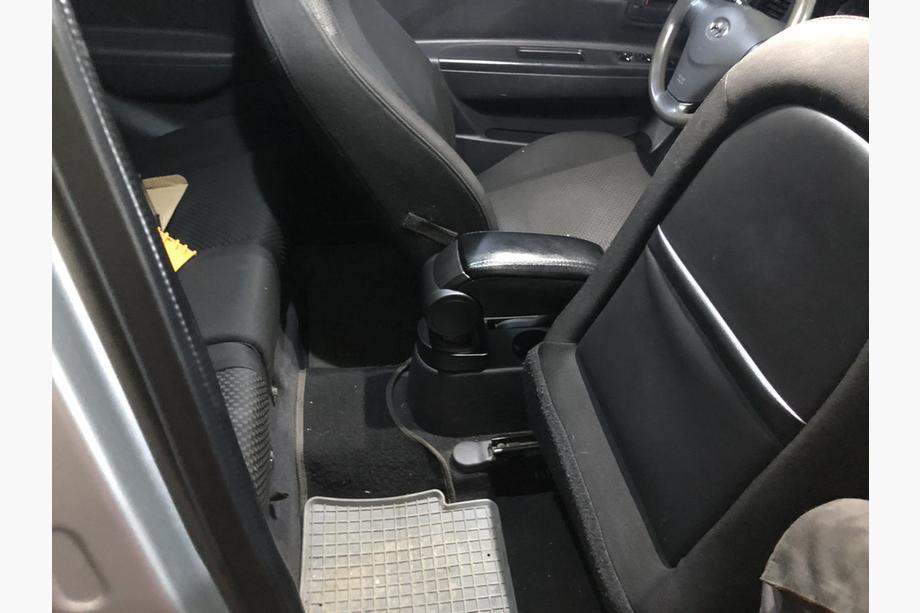 Hyundai Accent 2006–2010 Elkoņbalsts (krūžu turētājā) Foto 4