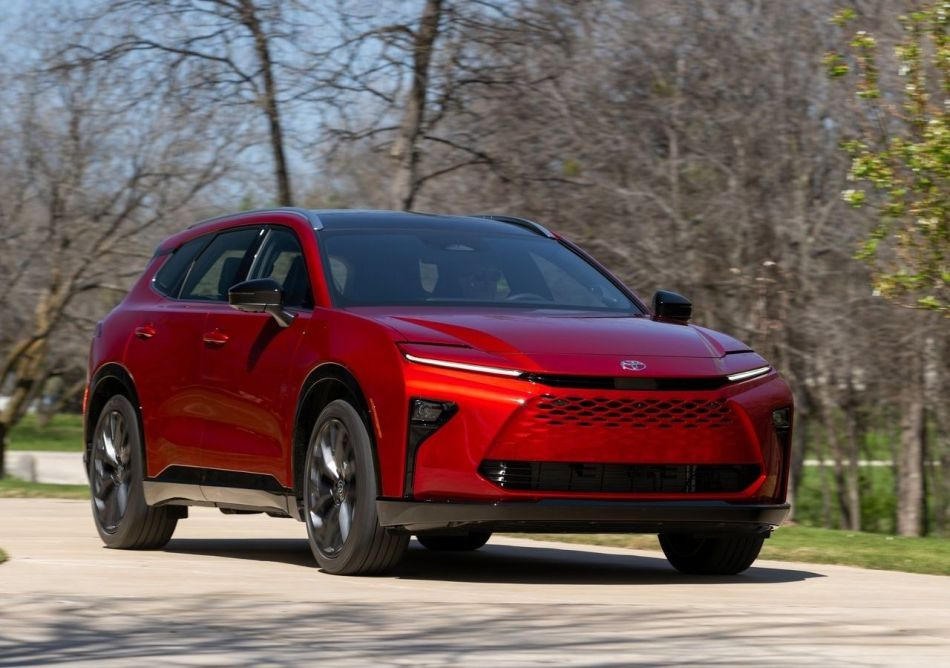 Toyota Crown Signia hibrīdā krosovera apskats