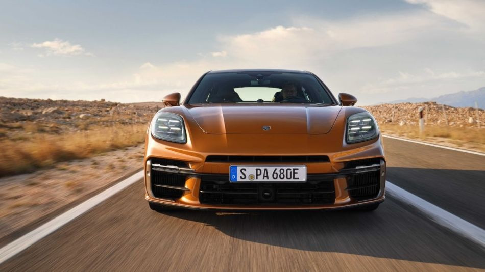 Porsche Panamera Turbo 2024: hibrīdā liftbeka apskats