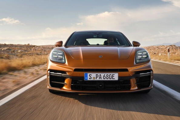 Porsche Panamera Turbo 2024: hibrīdā liftbeka apskats