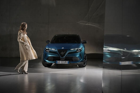 Alfa Romeo Junior Hybrid: krosovera apskats