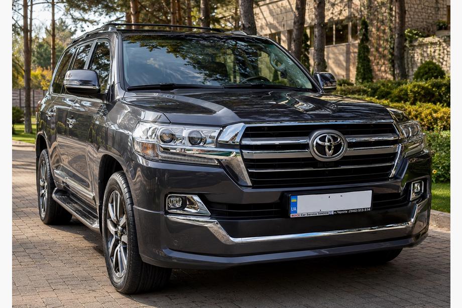 Toyota Land Cruiser 200 2007–2021 Priekšējā bampera lūpa 2016↗ (Executive 2019) Balta krāsa Foto 2