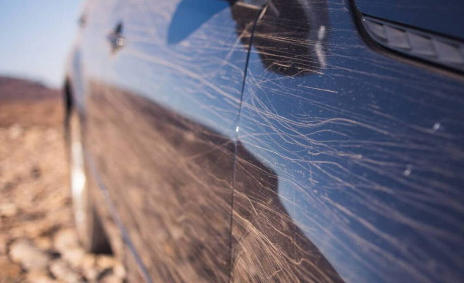 Kā pasargāt auto virsbūvi no skrāpējumiem: TOP līdzekļi un metodes