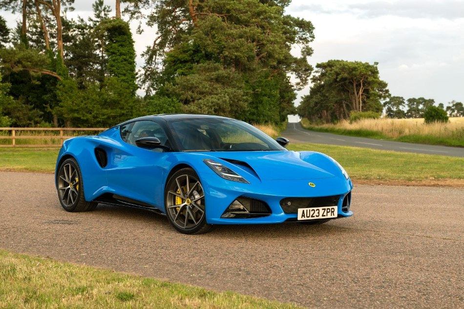 Lotus Emira sporta auto apskats