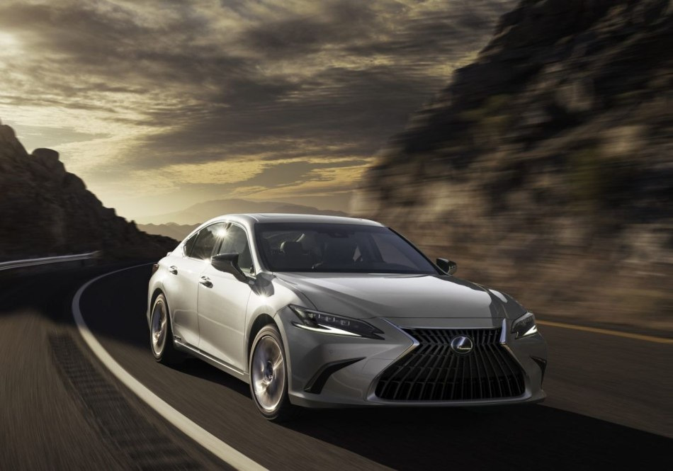 Lexus ES: biznesa klases sedana apskats