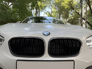 BMW 1. sērija F20/F21 2011–2019 M-Look priekšējā reste (2015-2019, melna spīdīga ar hromētu apmali) foto 1