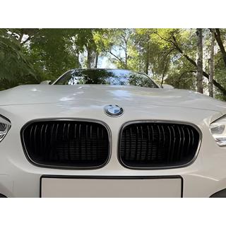 M-Look priekšējā reste (2015-2019, melna spīdīga ar hromētu apmali) BMW 1. sērija F20/F21 2011–2019 foto 1