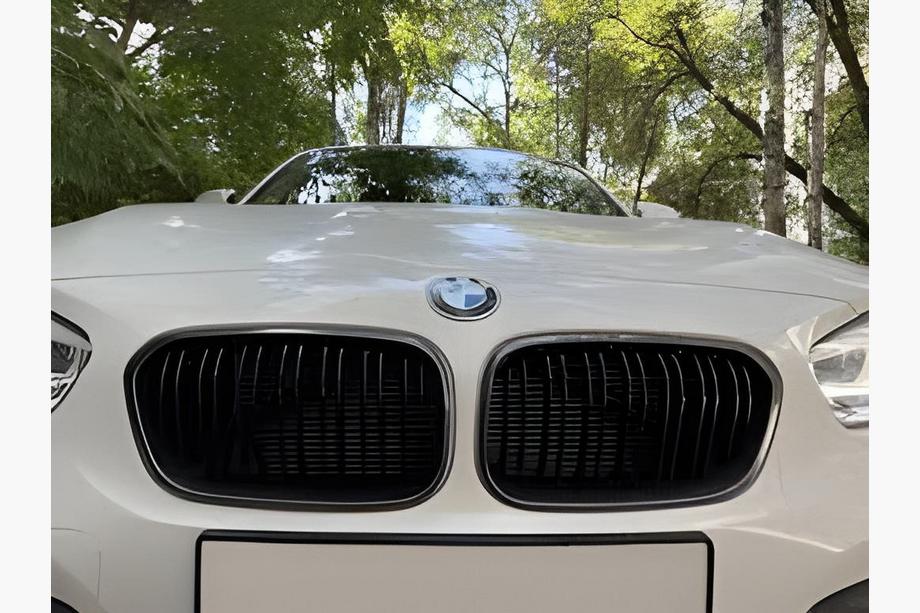 BMW 1. sērija F20/F21 2011–2019 M-Look priekšējā reste (2015-2019, melna spīdīga ar hromētu apmali) Image